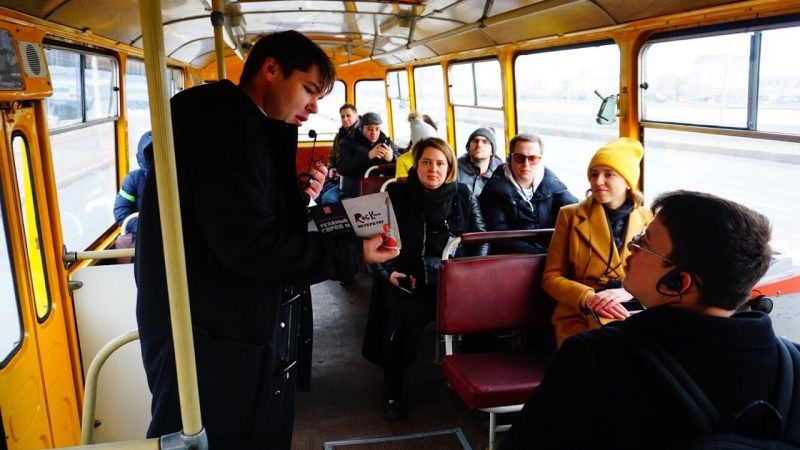В Петербурге состоялась экскурсия по местам группы «Аквариум» на ретро-автобусе