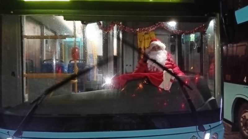В Новый Год пассажиров 75-го автобусного маршрута доставят Дед Мороз и Снегурочка!