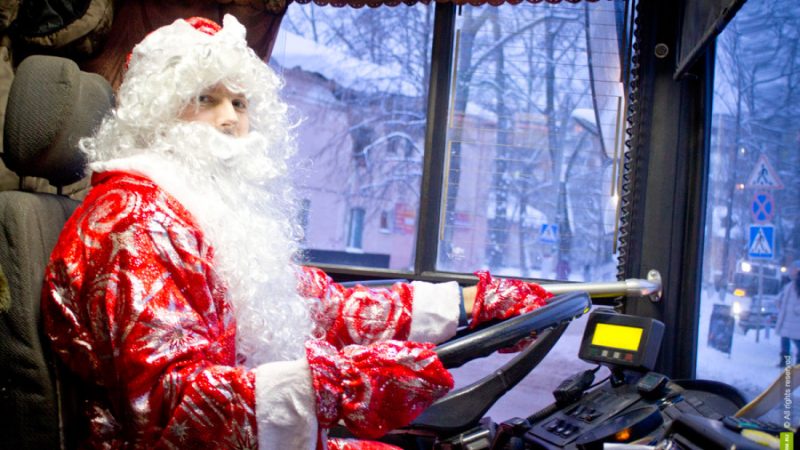 Новогоднее волшебство: Дед Мороз и Снегурочка стали водителями маршрута № 75!