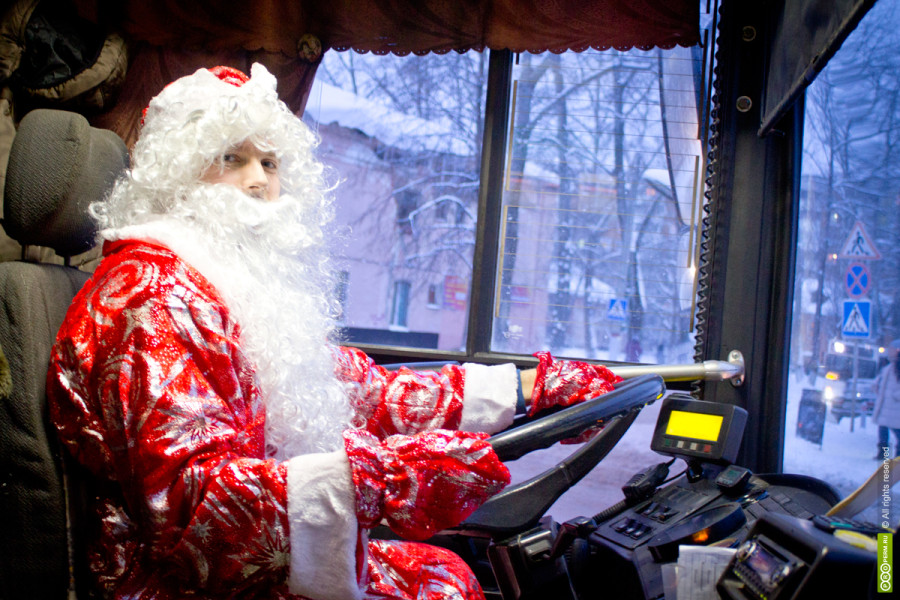 Новогоднее волшебство: Дед Мороз и Снегурочка стали водителями маршрута № 75!